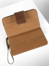 Billetera de dama color marrón, estilo clutch o muñequera, con textura de cuero cocodrilo (crocco) en los paneles laterales y solapa central lisa con logo grabado. Posee una correa de mano desmontable.