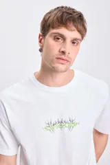 Remera blanca de manga corta con corte oversize y estampa frontal con la palabra 'CHAOS' en tipografía gótica color verde.