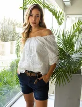 Blusa de algodón color blanco con bordado broderie, escote recto con frunce y forro interno a tono.