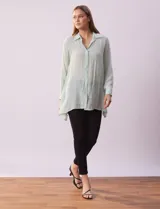Camisa larga de rayón marca Robert Louis, color beige. Tiene cuello con solapa, abertura central con botones y mangas regulables con presilla y botón. Los laterales tienen tajo.