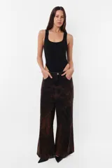 Body blanco de morley de algodón, sin mangas y con escote cuadrado. Tiene broches a presión en la entrepierna y elástico para un mejor ajuste.