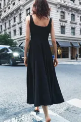 Vestido midi negro de escote cuadrado y manga sisa.