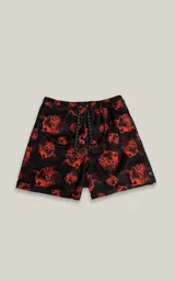 Short de baño negro con estampado de calaveras rojas, de secado rápido e incluye malla interna.