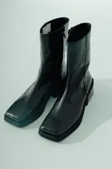 Bota corta de cuero color bordó con acabado natural, caña ajustada y punta suavemente afinada. Posee un taco ancho y estable de aproximadamente 5 cm.