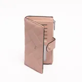 Billetera larga color rosado pálido, con diseño acolchado en patrón geométrico (rombos y diagonales) y cierre de broche a presión.
