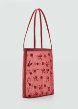 Bolso tipo tote de malla color rojo con bordado de flores.