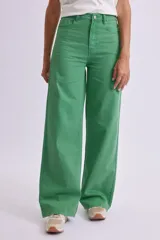 Pantalón de jean verde de corte ancho, estilo wide leg, con tiro alto y bolsillos delanteros y traseros.