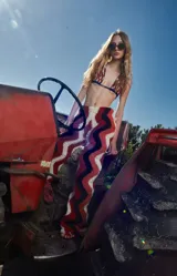 Pantalón tejido a mano con diseño en zig zag en tonos blanco, rojo y negro. Elástico en la cintura.