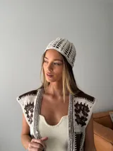 Gorro tipo casquete tejido a mano en crochet con hilo 100% algodón color crudo.