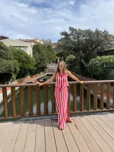 Falda larga tejida a rayas rojas y blancas, con pretina elástica y tajos laterales profundos.