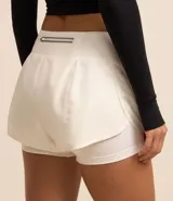 Bermuda deportiva de microfibra color blanco, corte runner con cintura elástica y forro interno.