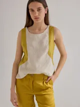 Musculosa de lino color crudo con paneles laterales en color mostaza. De corte relajado y diseño versátil.