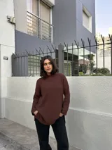 Sweater negro de punto con cuello redondo y corte oversize.