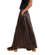 Pantalón palazzo de rayón con estampado de rayas verticales y motivos florales en tonos naranja, blanco y celeste.