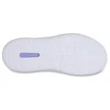 Championes Crocs InMotion Pacer negros con suela blanca, cordones y perforaciones en la capellada.