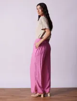 Pantalón wide leg color azul, de lino y rayón, con pretina elastizada y lazo de ajuste.