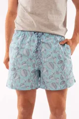 Short de baño azul claro con estampado floral, cintura elástica y bolsillos laterales.