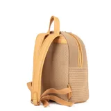 Mochila color hueso de poliéster tejido, con acceso de cierre doble, correa regulable y herrajes plateados. Tiene un compartimento principal con un bolsillo interno con cierre y dos bolsillos abiertos.