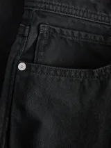 Pantalón jean negro de corte recto, tiro alto y diseño clásico de cinco bolsillos.