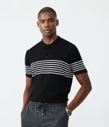 Polo de hombre slim fit, confeccionada en viscosa y poliamida, color negro con rayas horizontales blancas, cuello tradicional con botones y mangas cortas.