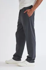 Pantalón deportivo recto gris oscuro.