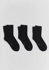 Kit de tres pares de medias blancas de algodón elastizadas, de corte medio.