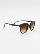 Lentes de sol con montura de acetato color negro y lentes marrones degradé.
