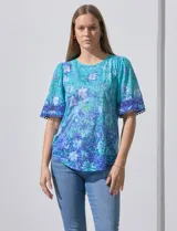 Blusa de modal estampado marca Ruby Rd, con mangas cortas terminadas en crochet.