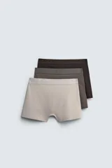 Pack de tres calzoncillos tipo bóxer de tejido elástico con acabado aterciopelado y cintura elástica. Incluye un bóxer color gris claro, uno gris oscuro y uno marrón.
