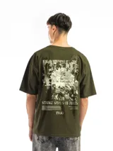 Remera oversize de algodón con efecto acid wash en color rojo oscuro/bordó. Presenta un pequeño estampado en el pecho con texto en color rosa y amarillo.