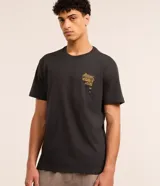 Remera negra de algodón con corte clásico, cuello redondo y mangas cortas. Presenta un estampado pequeño en el pecho con un diseño de mapa y la inscripción "Outsd Discoveries".