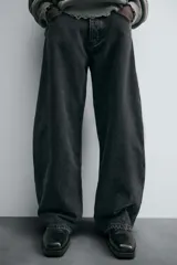 Pantalón de jean negro de corte amplio, estilo balloon fit, con cinco bolsillos y cierre frontal con botones.