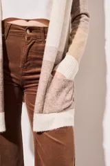 Cardigan de calce al cuerpo con diseño en bloque de colores en tonos beige y marrón, de manga larga.