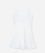 Camisón corto de malla color blanco, con breteles finos ajustables y busto de encaje floral.