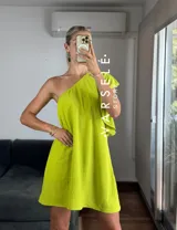 Vestido corto color verde lima, con escote asimétrico a un hombro, volado en el hombro y elástico en el borde superior.
