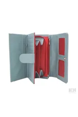 Billetera rectangular color celeste/azul claro con textura lisa. Presenta un parche frontal con texto repetitivo "LOVE" en blanco y rojo. Incluye un llavero desmontable en forma de corazón rojo con el texto "OREIRO LOVE".