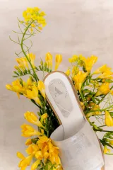 Sandalia con plataforma y taco de 5 cm, confeccionada en cuero color crudo.