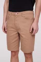 Bermuda color beige de corte recto, ideal para actividades casuales.