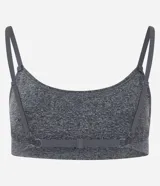 Top deportivo gris sin costuras, con breteles finos ajustables en hombros y espalda.