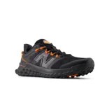 Championes de trail running New Balance Fresh Foam Garoé, color negro con detalles en gris y naranja.