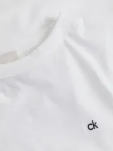 Remera blanca de algodón con corte slim y logo 'ck' bordado en el pecho.