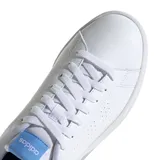 Championes Adidas Advantage blancos con detalles en celeste y talón iridiscente. Zapatillas de cuero sintético con cordones y suela de goma.