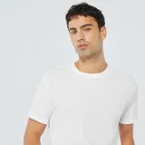 Remera blanca de punto jacquard con cuello redondo y mangas cortas.