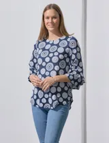 Blusa azul con estampado de círculos blancos, de seda fría, marca Ruby Rd. Tiene mangas 3/4 con terminación amplia.