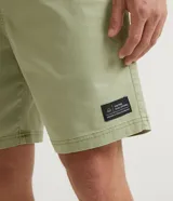 Bermuda celeste de sarga con cintura elástica ajustable con cordón, bolsillos laterales y traseros, y etiqueta con logo en la parte inferior.