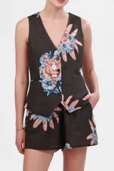 Chaleco gris con estampado de flores y tigre, con cuello en V y cierre con botones.