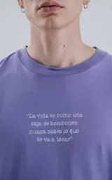 Remera lila de algodón con corte oversize, mangas largas y estampa frontal con la frase "La vida es como una caja de bombones, nunca sabes lo que te va a tocar".