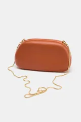 Bolso formato caja color marrón con cierre metálico dorado y asa de cadena dorada para usar como bandolera.