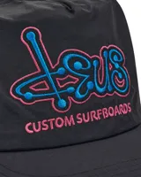 Gorro negro con visera, con bordado frontal de la marca Deus Ex Machina en color celeste con contorno rosa.