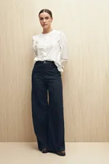 Pantalón jean ancho de tiro alto color negro.